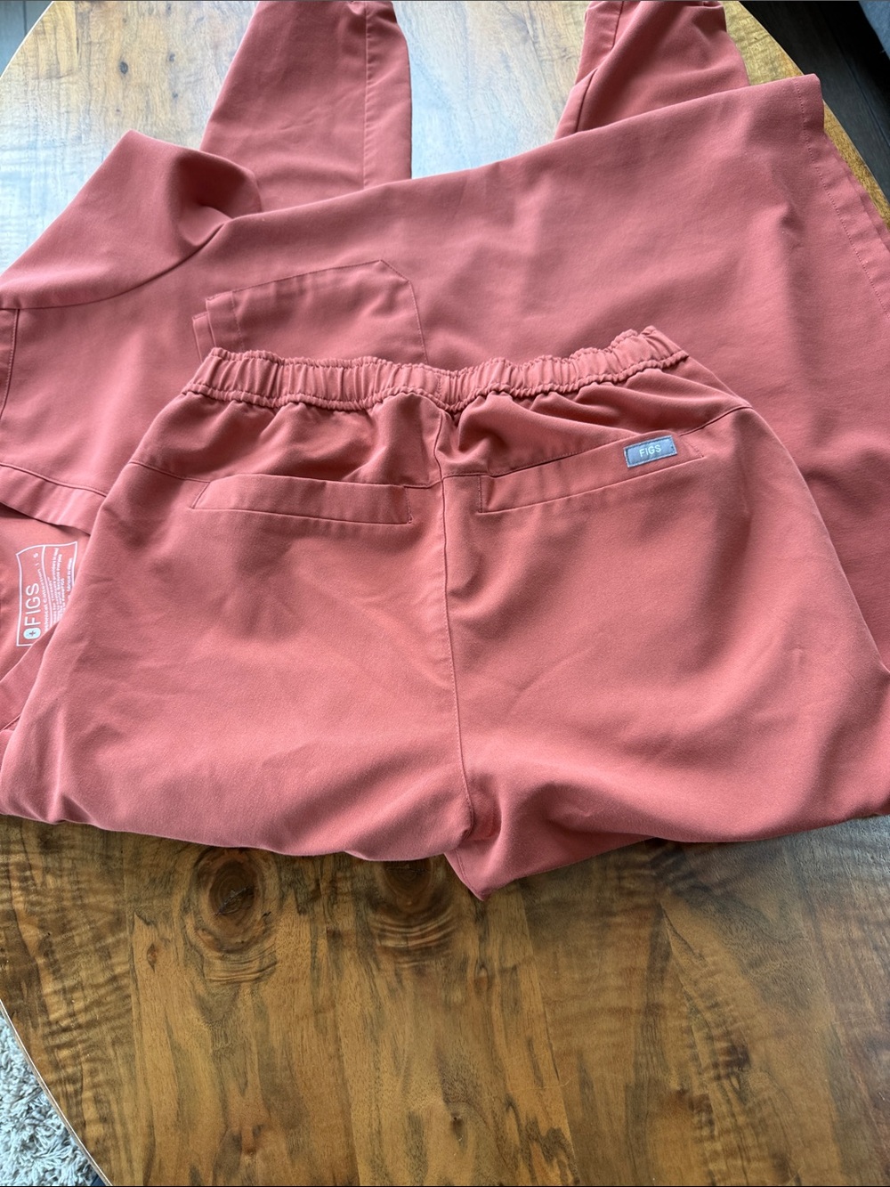 Figs Dusty Coral Scrub Top & Jogger Set (technical collection) unisex small - Picture 3 of 5